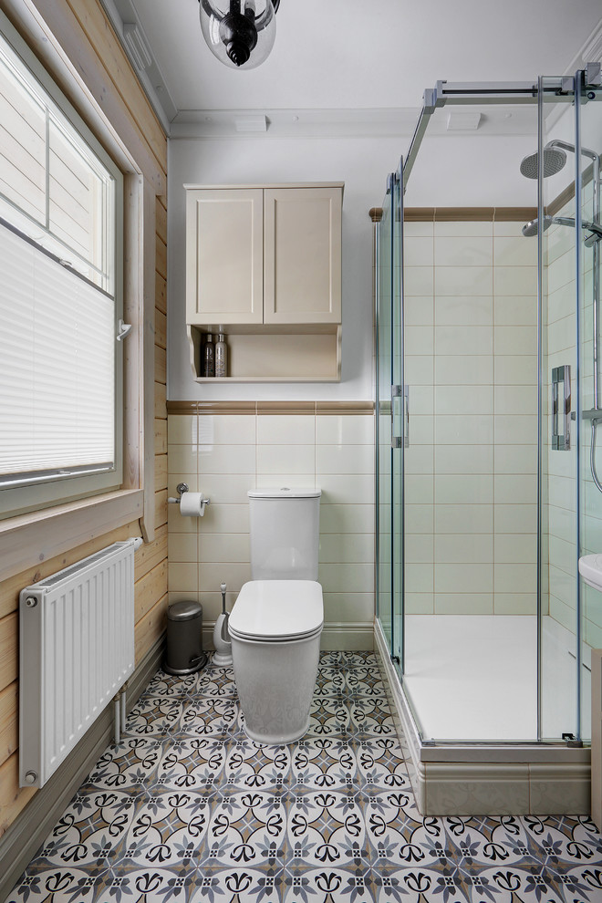 Modernes Duschbad mit Eckdusche, Wandtoilette mit Spülkasten, weißen Fliesen, weißer Wandfarbe, buntem Boden und Schiebetür-Duschabtrennung in Moskau