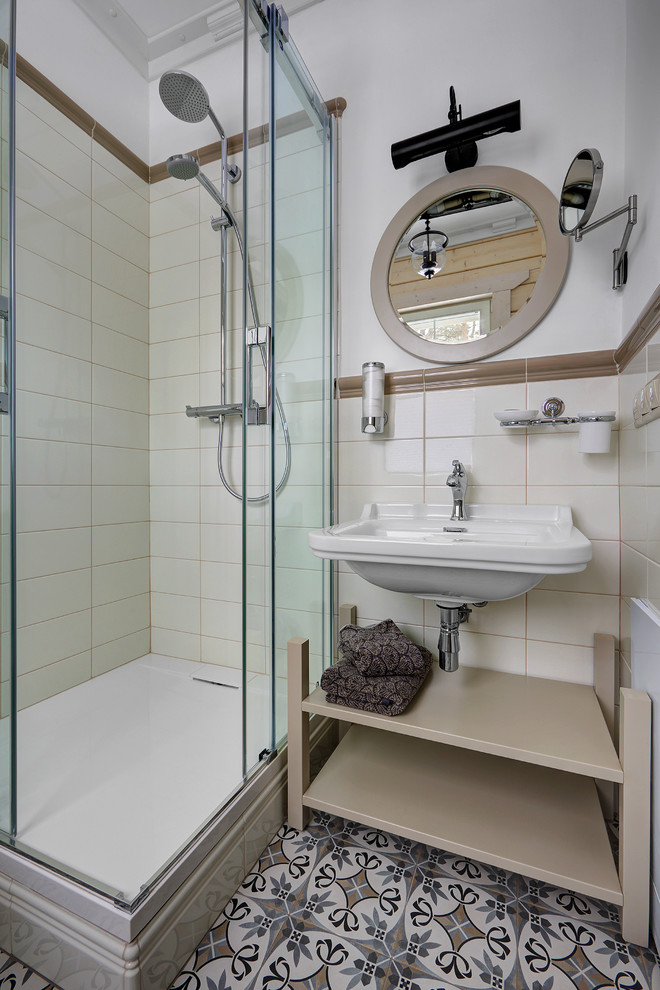 На фото: ванная комната в современном стиле с открытыми фасадами, угловым душем, белой плиткой, белыми стенами, душевой кабиной, подвесной раковиной, разноцветным полом и душем с раздвижными дверями с