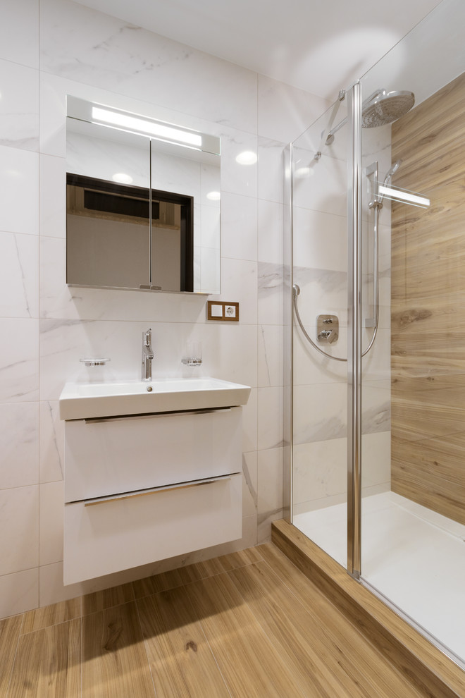 Idéer för funkis badrum, med klinkergolv i porslin