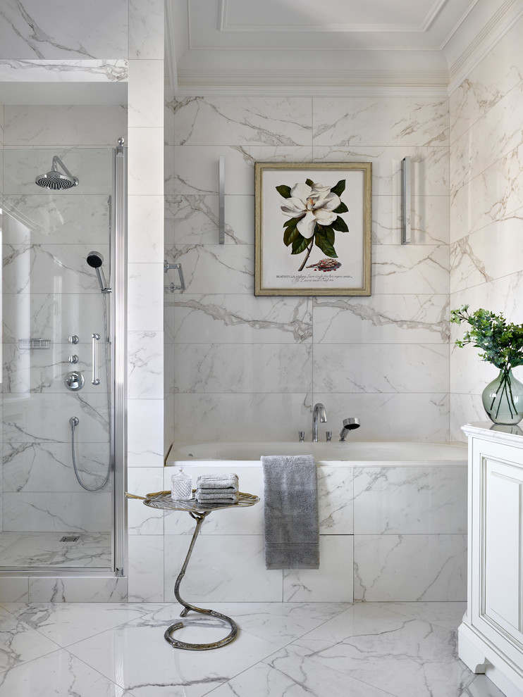 モスクワにあるトラディショナルスタイルのおしゃれな浴室 (アルコーブ型浴槽、アルコーブ型シャワー、白いタイル、大理石タイル、白い壁、白い床) の写真