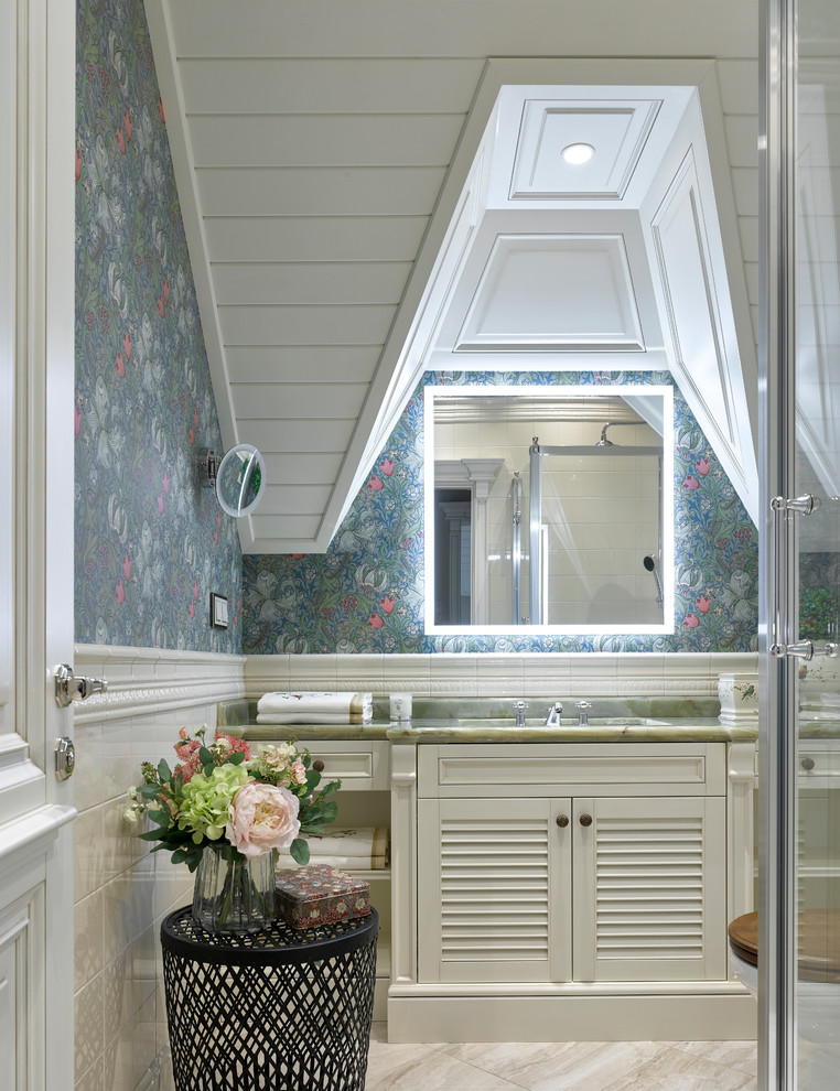 Klassisches Badezimmer mit Lamellenschränken, weißen Schränken, bunten Wänden, Unterbauwaschbecken, beigem Boden und grüner Waschtischplatte in Moskau