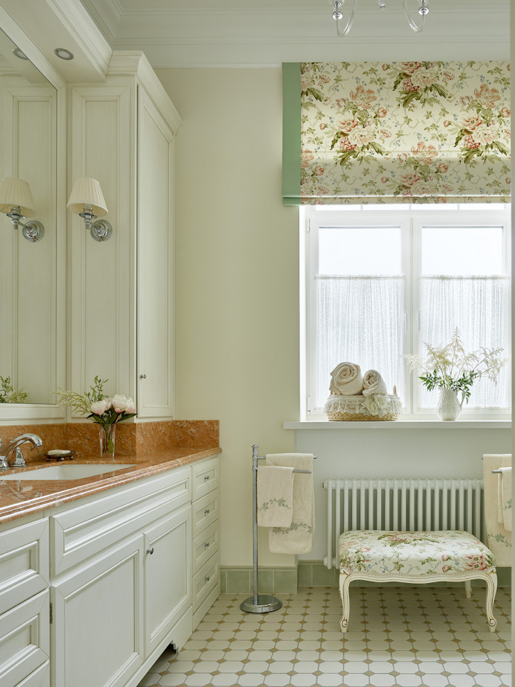 Immagine di una grande stanza da bagno classica con ante con bugna sagomata, ante bianche, top in marmo, top rosso, un lavabo e mobile bagno incassato