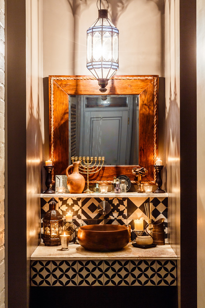 Aménagement d'une grande salle de bain éclectique avec des carreaux de béton, un mur marron, un plan de toilette en marbre, un carrelage noir et blanc et une vasque.