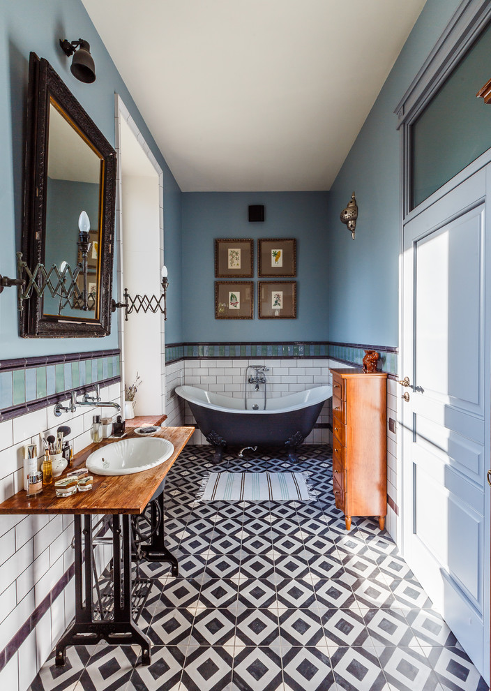 Idéer för ett stort eklektiskt brun en-suite badrum, med ett badkar med tassar, en dusch/badkar-kombination, flerfärgad kakel, cementkakel, klinkergolv i keramik, ett undermonterad handfat, träbänkskiva, blå väggar och flerfärgat golv