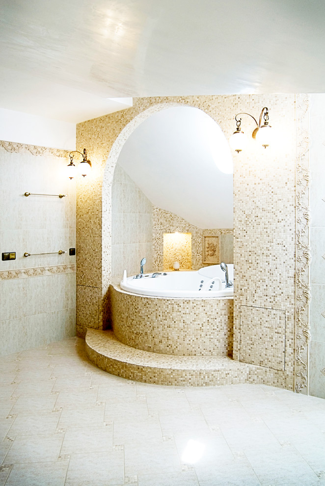 Стильный дизайн: большая главная ванная комната в классическом стиле с гидромассажной ванной, бежевой плиткой, керамической плиткой, бежевыми стенами и полом из керамической плитки - последний тренд
