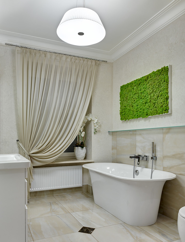 Foto på ett badrum, med ett fristående badkar