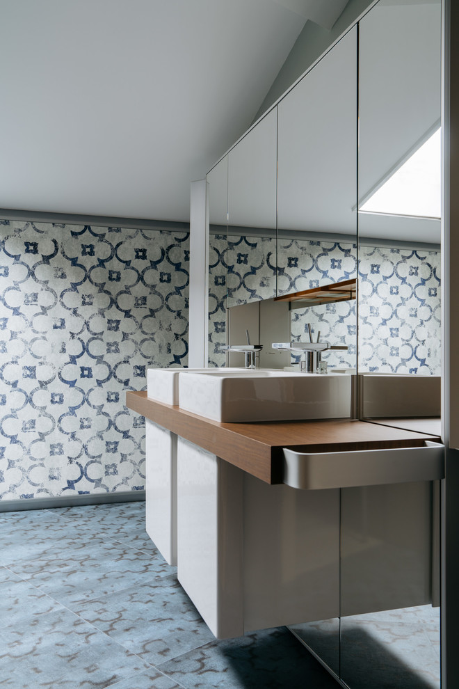 Modernes Badezimmer mit blauer Wandfarbe, Porzellan-Bodenfliesen, Aufsatzwaschbecken und blauem Boden in Moskau