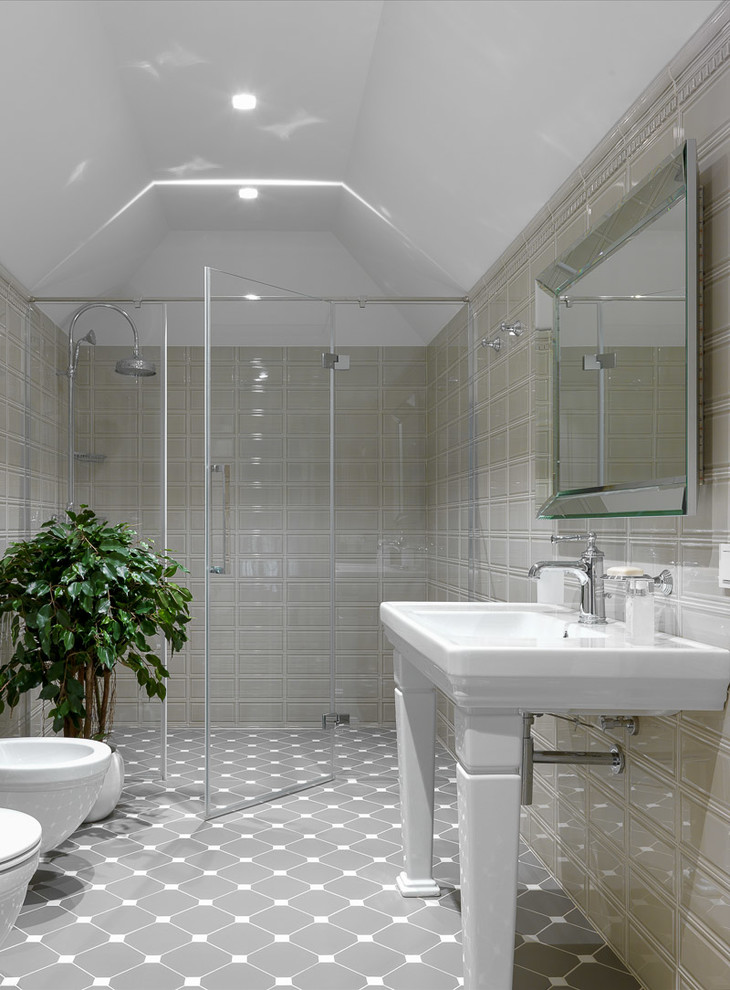 Klassisk inredning av ett badrum med dusch, med en kantlös dusch, en vägghängd toalettstol, grå kakel, vita väggar, ett konsol handfat och grått golv