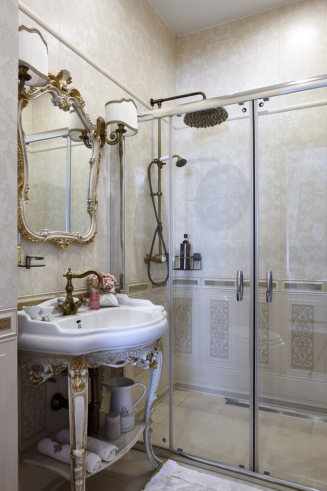 Стильный дизайн: ванная комната в классическом стиле с белыми фасадами, душем без бортиков, бежевой плиткой, бежевыми стенами, душевой кабиной, консольной раковиной, бежевым полом и душем с раздвижными дверями - последний тренд