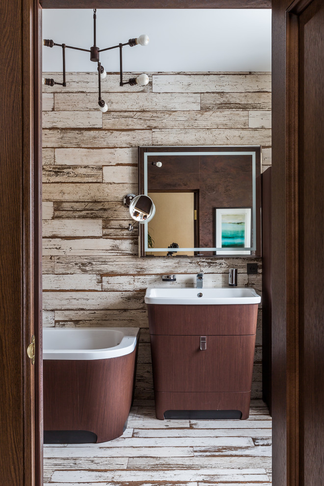 Идея дизайна: ванная комната в стиле рустика с плоскими фасадами, фасадами цвета дерева среднего тона, коричневыми стенами и монолитной раковиной