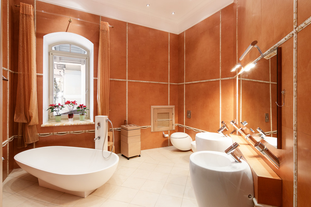 Geräumiges Modernes Badezimmer mit freistehender Badewanne in Sankt Petersburg