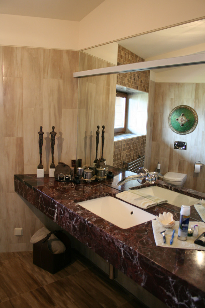 Свежая идея для дизайна: ванная комната среднего размера с открытым душем, инсталляцией, бежевой плиткой, керамогранитной плиткой, мраморным полом, душевой кабиной, врезной раковиной, мраморной столешницей, бежевым полом, шторкой для ванной и красной столешницей - отличное фото интерьера