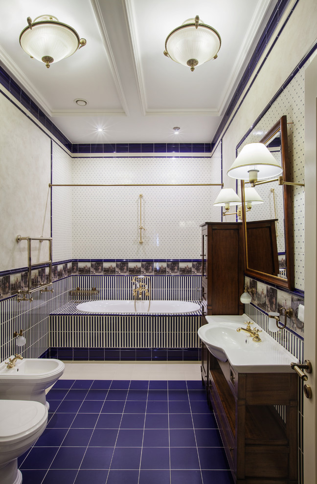 Идея дизайна: главная ванная комната в классическом стиле с темными деревянными фасадами, накладной ванной, биде, синей плиткой, белой плиткой и монолитной раковиной
