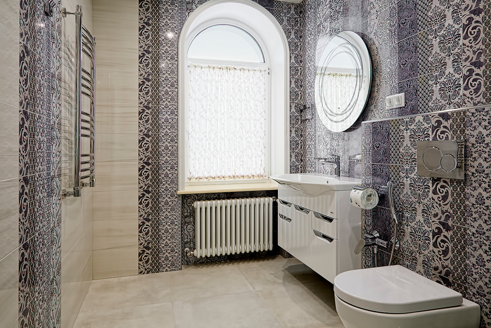 Idee per una stanza da bagno contemporanea di medie dimensioni con WC sospeso, piastrelle multicolore, pistrelle in bianco e nero, piastrelle in ceramica, pavimento in gres porcellanato e lavabo integrato