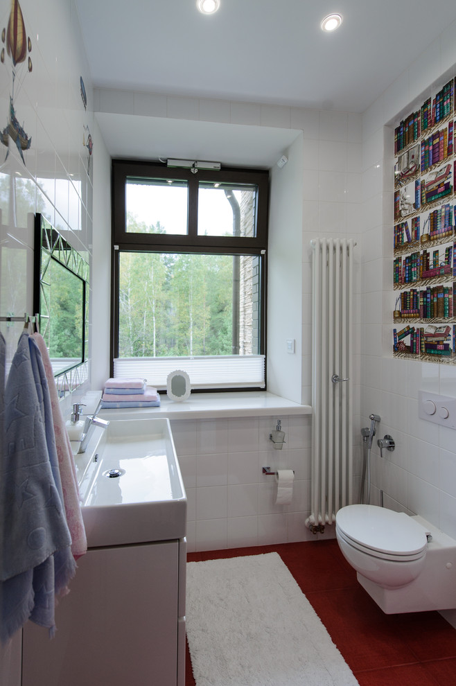 Foto de cuarto de baño contemporáneo con armarios con paneles lisos, puertas de armario blancas, sanitario de pared, baldosas y/o azulejos blancos, paredes blancas, aseo y ducha, lavabo tipo consola y suelo rojo