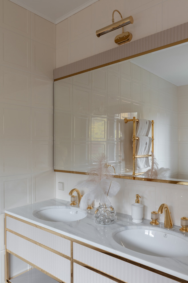 На фото: ванная комната в стиле неоклассика (современная классика) с плоскими фасадами, белыми фасадами, врезной раковиной и белой столешницей с