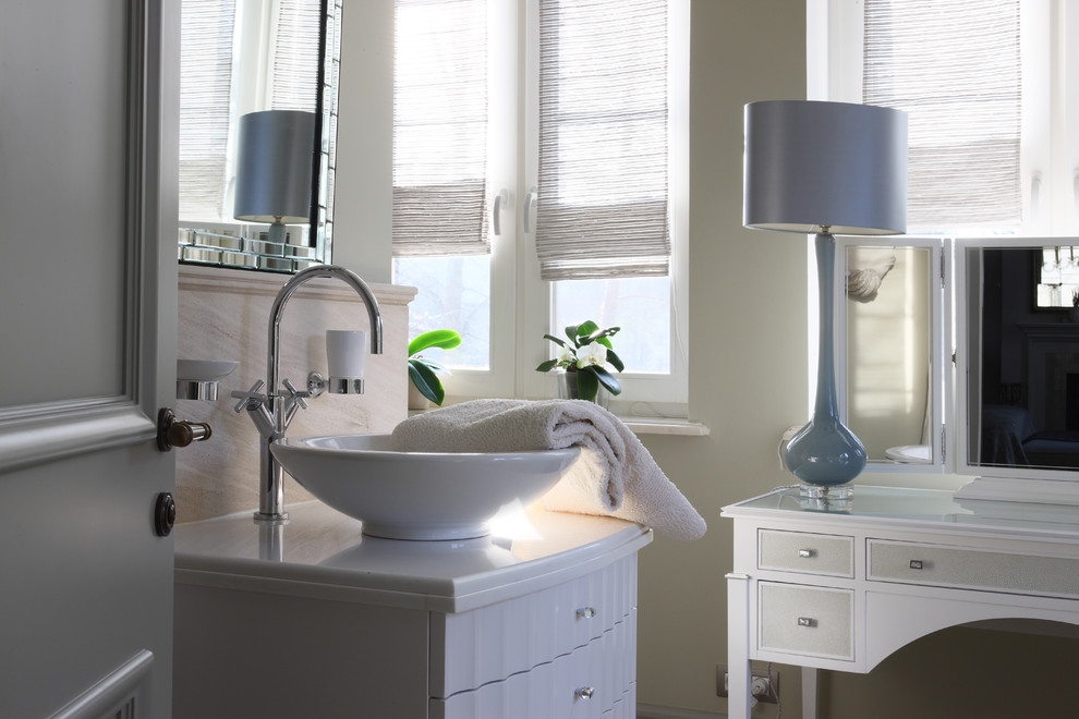 Cette photo montre une grande salle de bain chic avec un mur gris et un lavabo posé.