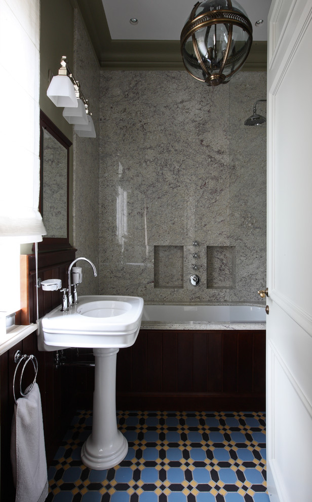 Стильный дизайн: большая ванная комната в классическом стиле с полновстраиваемой ванной и раковиной с пьедесталом - последний тренд