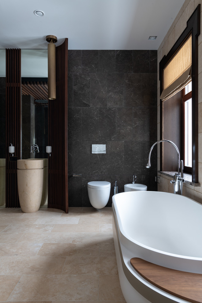 Идея дизайна: большая главная ванная комната в современном стиле с отдельно стоящей ванной, инсталляцией и бежевым полом