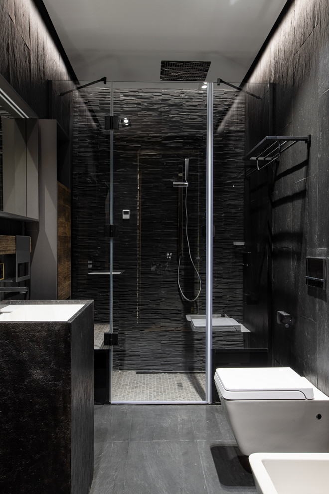 Стильный дизайн: большая ванная комната в современном стиле с черной плиткой, душевой кабиной, черным полом и душем в нише - последний тренд