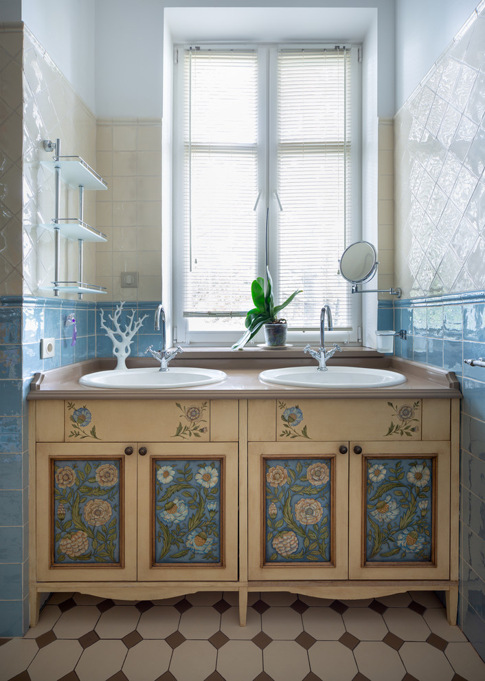 На фото: ванная комната в стиле кантри с фасадами с утопленной филенкой и бежевой столешницей