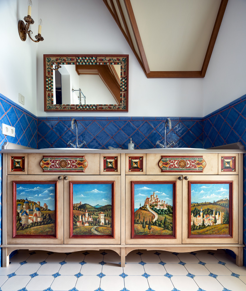 Стильный дизайн: ванная комната в викторианском стиле с фасадами с утопленной филенкой и накладной раковиной - последний тренд