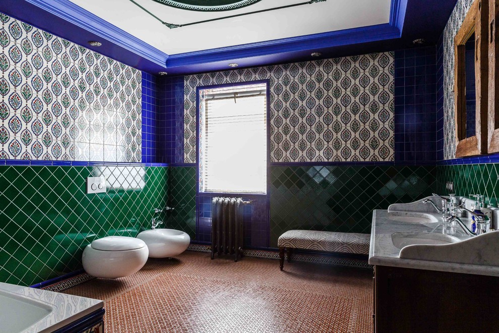 Свежая идея для дизайна: большая главная ванная комната в стиле фьюжн с полновстраиваемой ванной, душем над ванной, разноцветной плиткой, керамической плиткой, разноцветными стенами, полом из керамической плитки, врезной раковиной, мраморной столешницей и биде - отличное фото интерьера