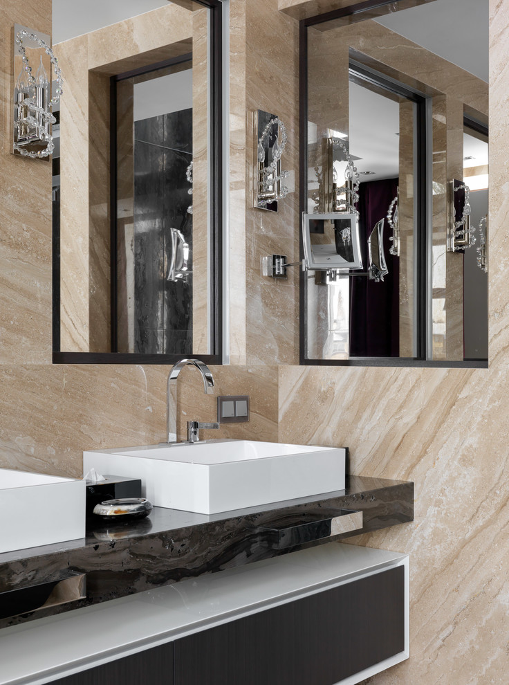 Пример оригинального дизайна: большая ванная комната в современном стиле с бежевой плиткой и мраморной плиткой