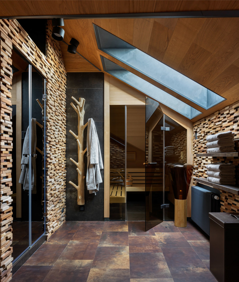 Ispirazione per una grande sauna minimal con piastrelle beige, pavimento marrone e pareti beige