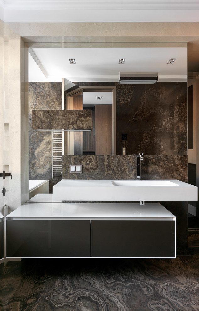 Стильный дизайн: большая главная ванная комната в современном стиле с плоскими фасадами, серыми фасадами, коричневой плиткой, мраморной плиткой, мраморным полом, монолитной раковиной, белой столешницей и серым полом - последний тренд