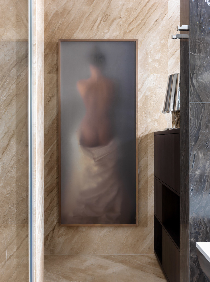 Inspiration pour une grande salle de bain design avec un carrelage beige, du carrelage en marbre, un sol en marbre et un sol marron.