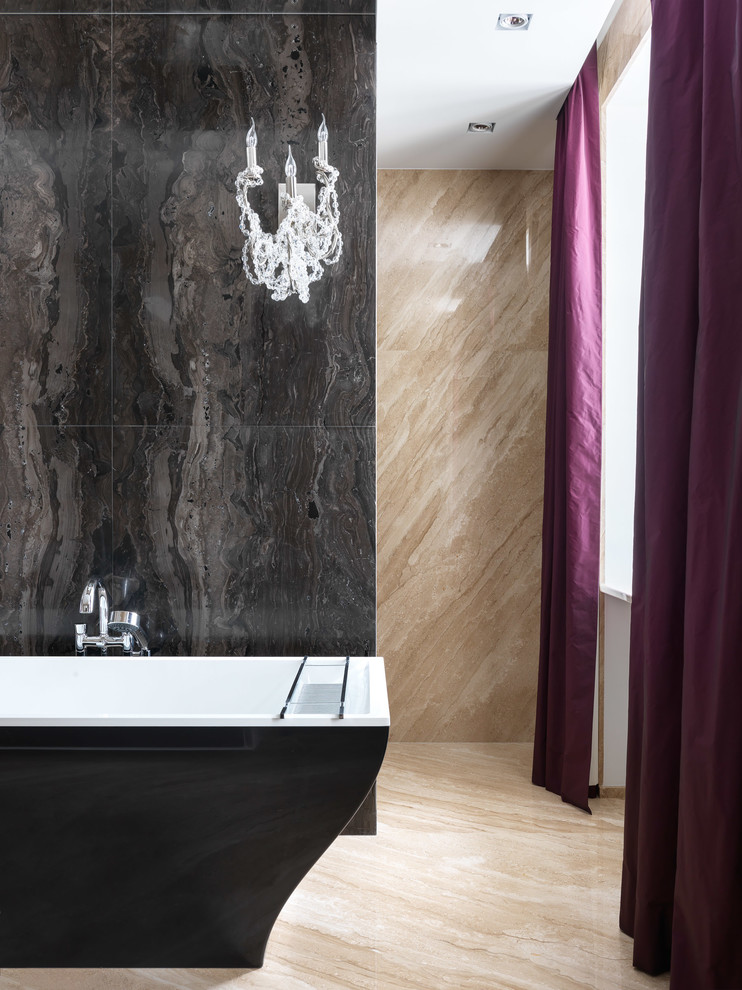Идея дизайна: большая главная ванная комната в современном стиле с отдельно стоящей ванной, бежевой плиткой, мраморной плиткой, мраморным полом и бежевым полом