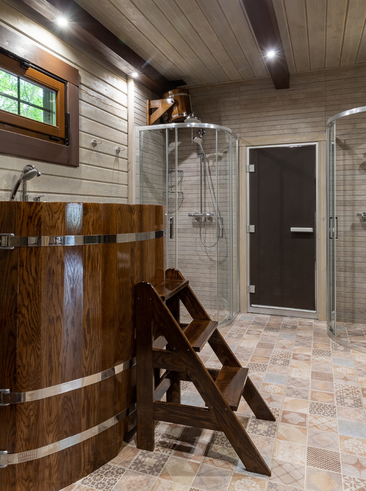 Imagen de cuarto de baño principal de estilo de casa de campo con jacuzzi, ducha esquinera, suelo multicolor y ducha con puerta corredera