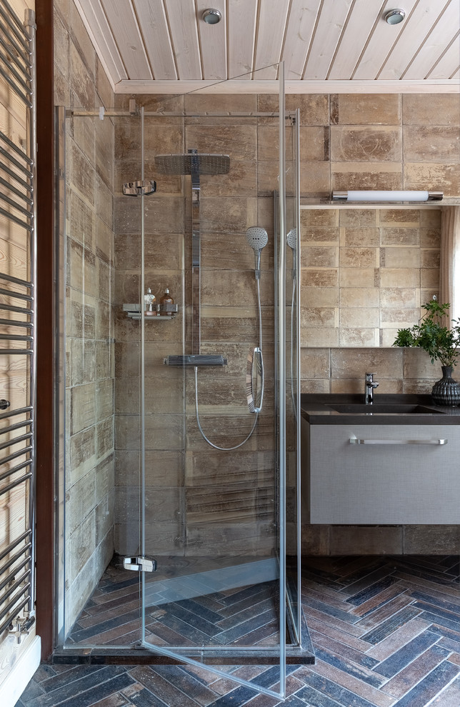 Modernes Duschbad mit Eckdusche, braunem Boden und Falttür-Duschabtrennung in Moskau