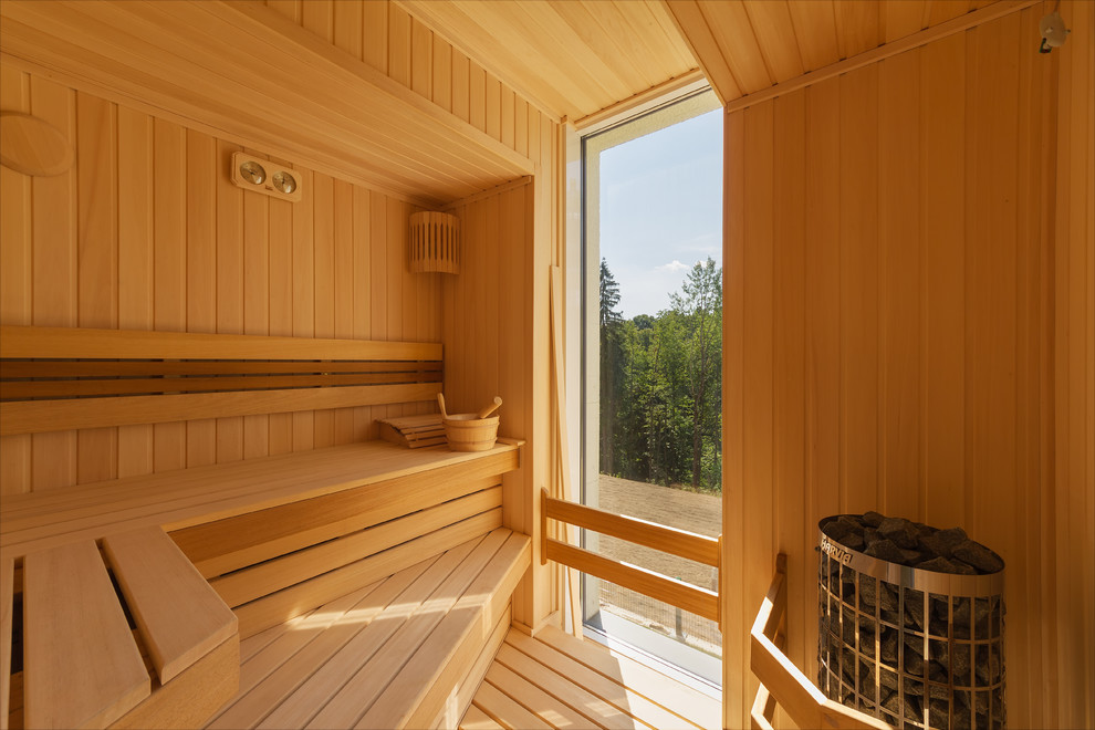 Aménagement d'un sauna industriel de taille moyenne avec une vasque.