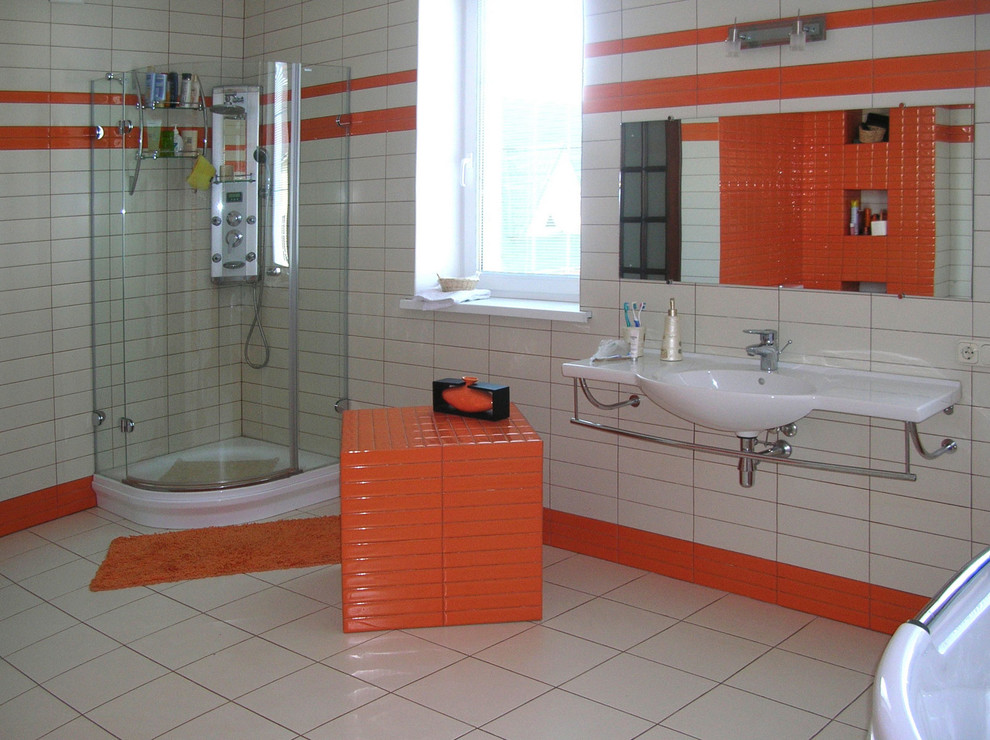 Großes Stilmix Badezimmer En Suite mit orangefarbenen Schränken, Whirlpool, Wandtoilette mit Spülkasten, orangen Fliesen, Metrofliesen, weißer Wandfarbe, Keramikboden und Wandwaschbecken in Sonstige