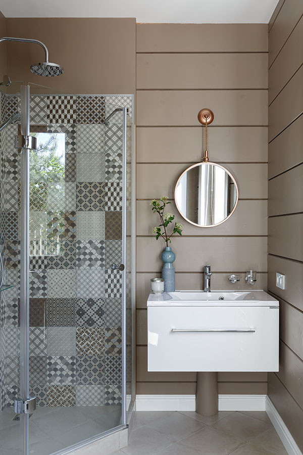 Ejemplo de cuarto de baño contemporáneo con armarios con paneles lisos, puertas de armario blancas, ducha esquinera, aseo y ducha, lavabo integrado, suelo gris y ducha con puerta con bisagras