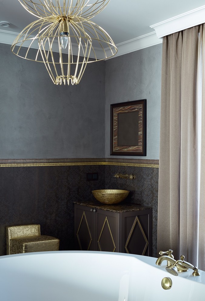 Пример оригинального дизайна: ванная комната в классическом стиле с настольной раковиной