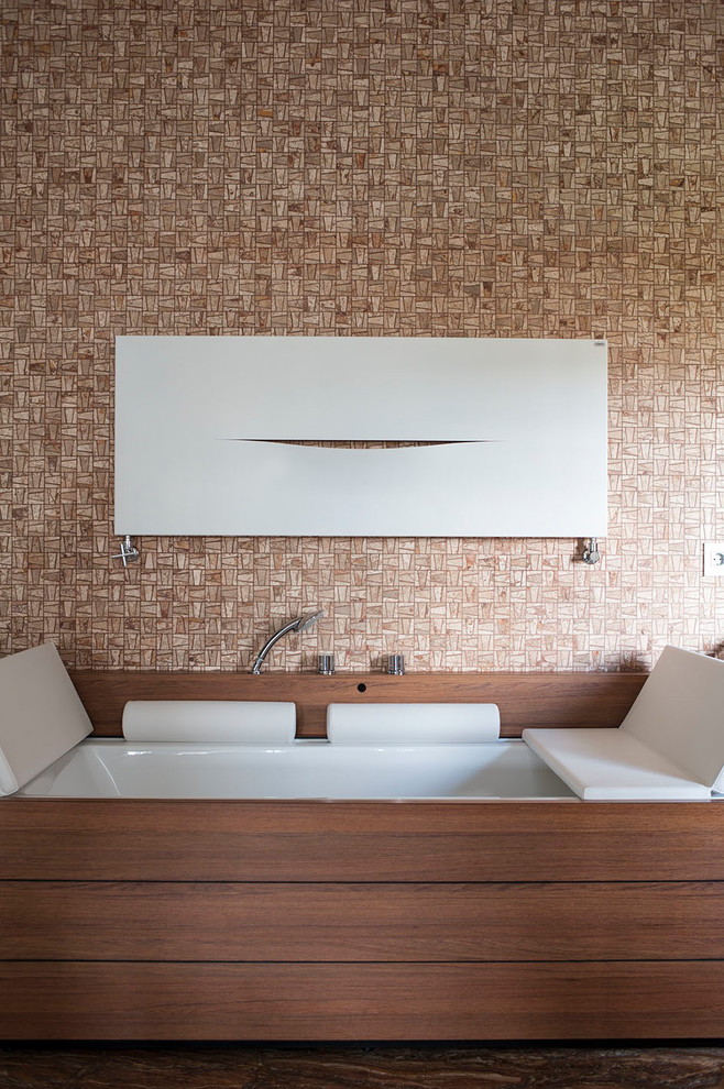 Стильный дизайн: главная ванная комната в современном стиле с бежевой плиткой, плиткой из травертина, полновстраиваемой ванной и бежевыми стенами - последний тренд
