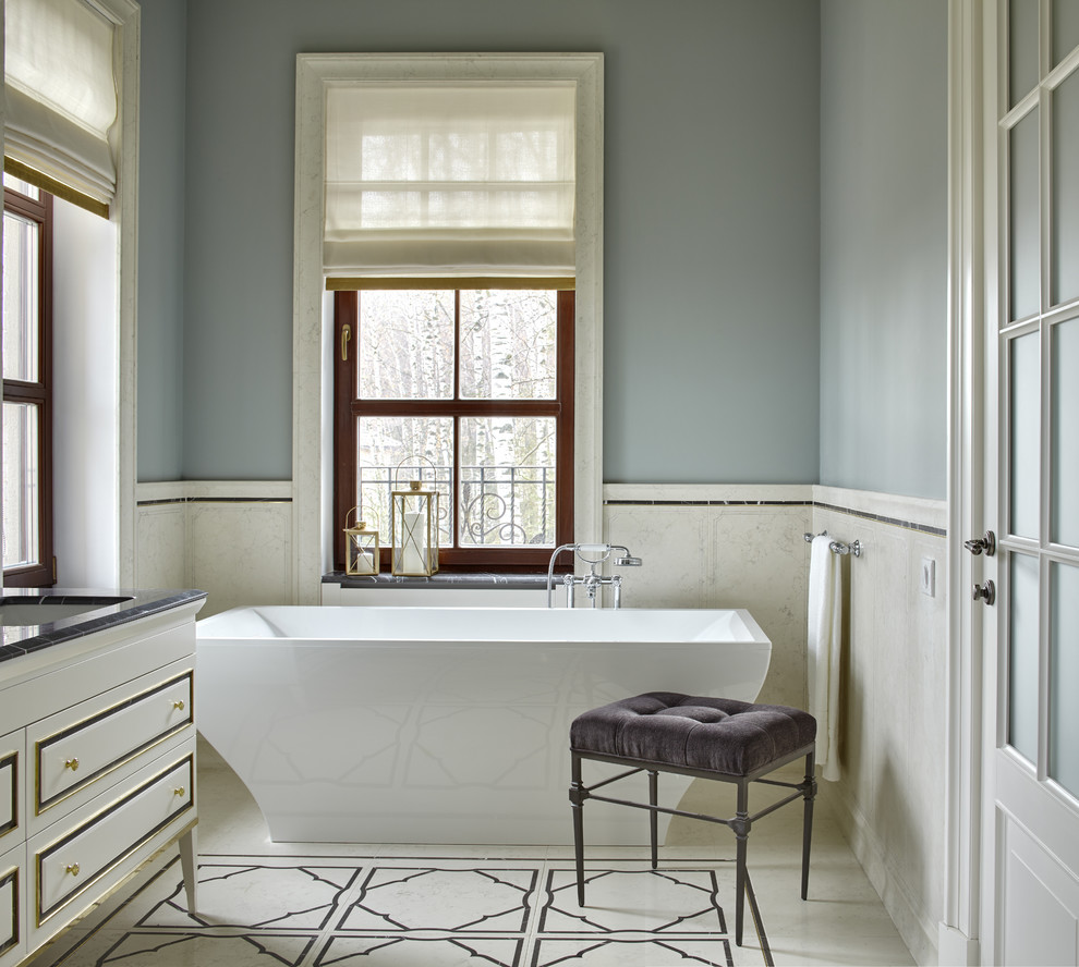 Идея дизайна: главная ванная комната в классическом стиле с отдельно стоящей ванной и серыми стенами