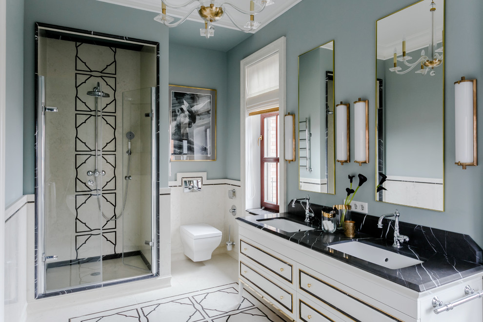 Пример оригинального дизайна: большая главная ванная комната в классическом стиле с серыми стенами, белыми фасадами, душем в нише, инсталляцией, врезной раковиной, мраморной столешницей, душем с распашными дверями и окном