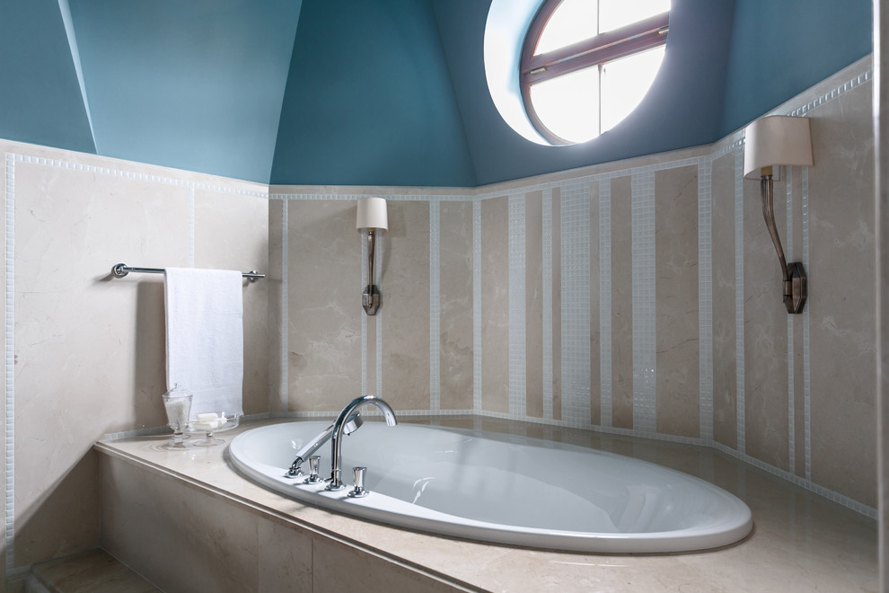 Diseño de cuarto de baño principal clásico con puertas de armario de madera en tonos medios, paredes azules y bañera encastrada