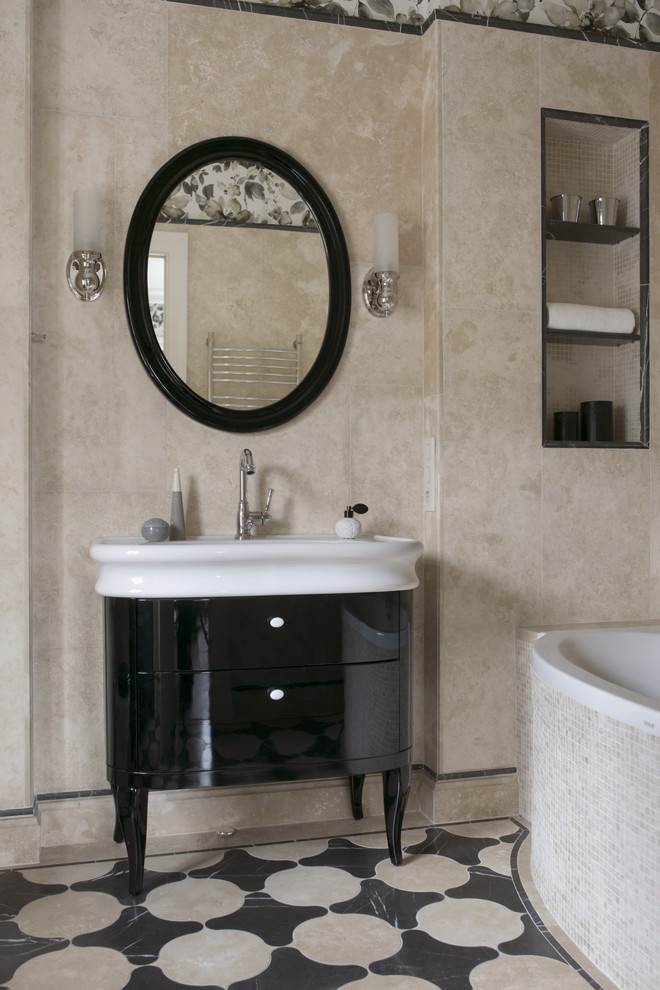 Klassisches Badezimmer mit beiger Wandfarbe, Einbauwaschbecken und schwarzen Schränken in Moskau