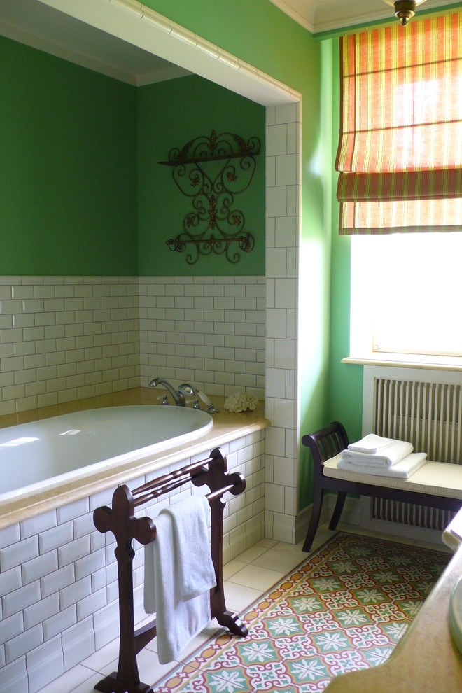 На фото: ванная комната в стиле фьюжн с ванной в нише, белой плиткой, плиткой кабанчик и зелеными стенами