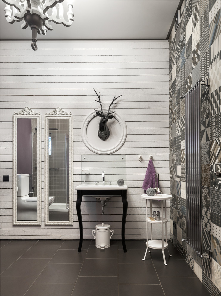 На фото: ванная комната в стиле фьюжн с белыми стенами, консольной раковиной и серым полом