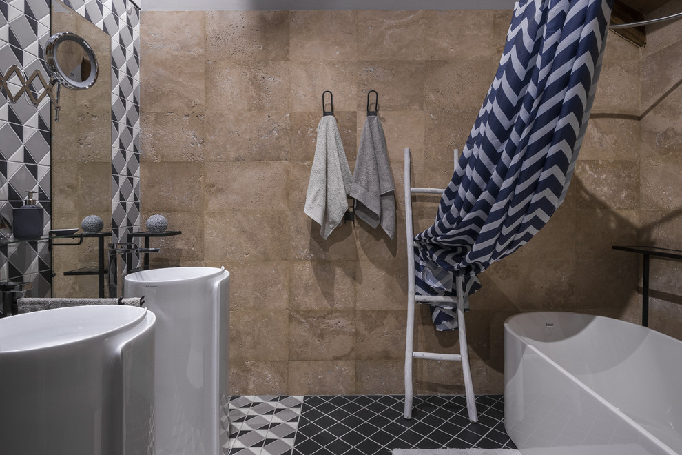 Foto på ett industriellt en-suite badrum, med svart golv, ett fristående badkar, beige kakel, beige väggar och dusch med duschdraperi