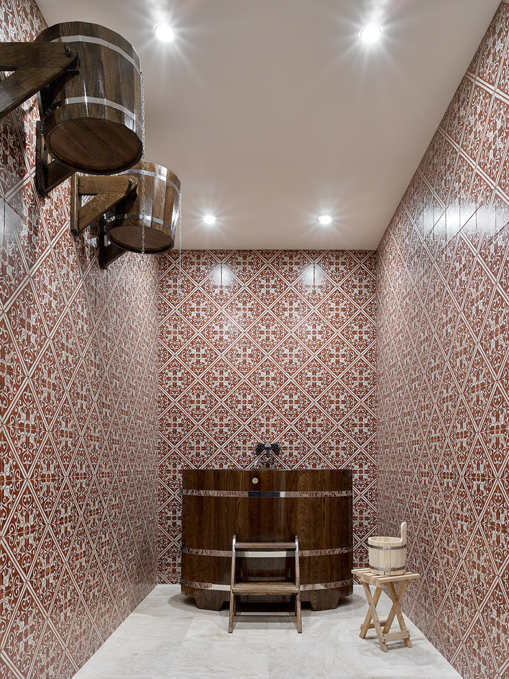 Пример оригинального дизайна: баня и сауна в современном стиле с темными деревянными фасадами, настольной раковиной, бежевым полом и акцентной стеной