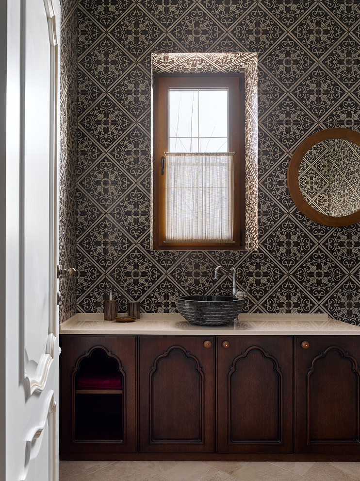 Источник вдохновения для домашнего уюта: ванная комната в восточном стиле с темными деревянными фасадами, настольной раковиной и бежевым полом