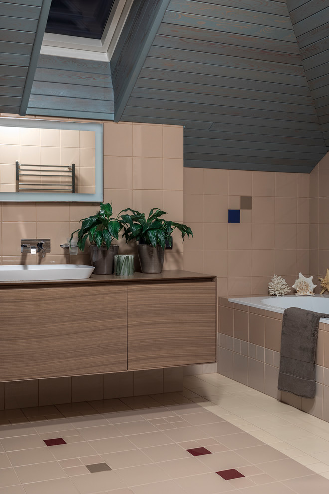 Идея дизайна: большая ванная комната в современном стиле с плоскими фасадами, бежевой плиткой, керамической плиткой, полом из керамической плитки, накладной раковиной, разноцветным полом, фасадами цвета дерева среднего тона, накладной ванной и коричневыми стенами
