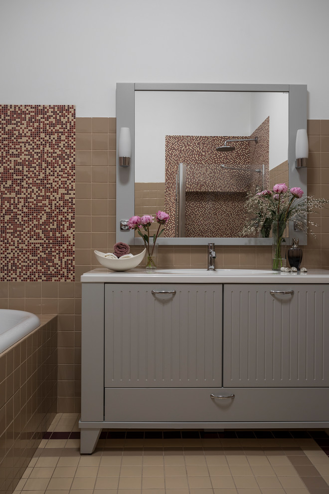 Пример оригинального дизайна: большая главная ванная комната в стиле неоклассика (современная классика) с плоскими фасадами, серыми фасадами, керамической плиткой, полом из керамической плитки, врезной раковиной, столешницей из искусственного камня, накладной ванной, коричневой плиткой, белыми стенами, бежевым полом, белой столешницей, угловым душем и душем с распашными дверями